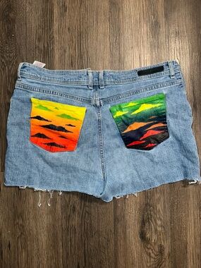 Gloria Vanderbilt Light Blue Denim Shorts with Hand-Painted Sunset Pockets